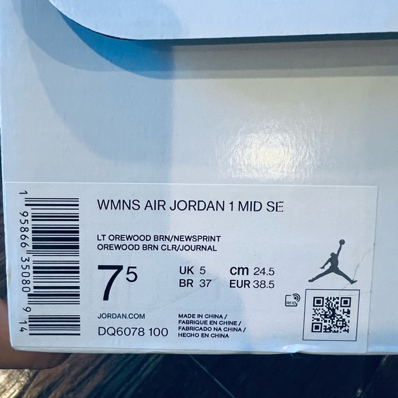 Wmns Air Jordan 1 Mid SE 'Newsprint' - Picture 5 of 5